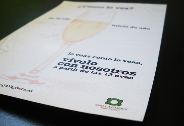 Plano detalle de Carteles de fiesta fin de a&ntilde;o de Gallagher&rsquo;s Irish Tavern