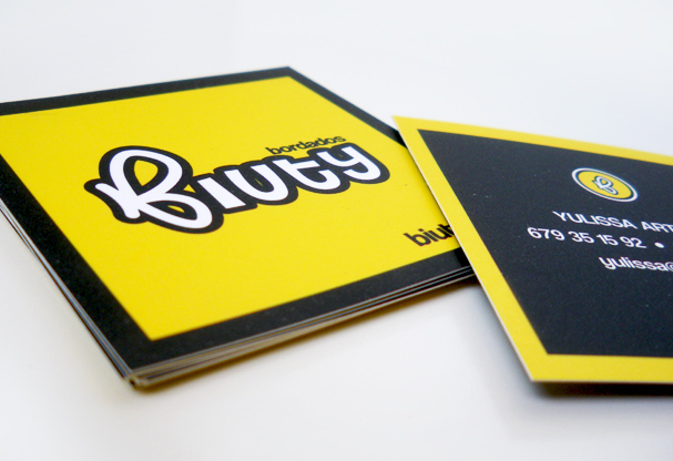 Plano detalle de tarjeta de visita de Bordados Biuty