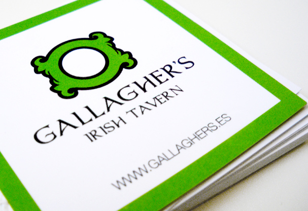 Plano detalle de tarjeta de Gallaghers